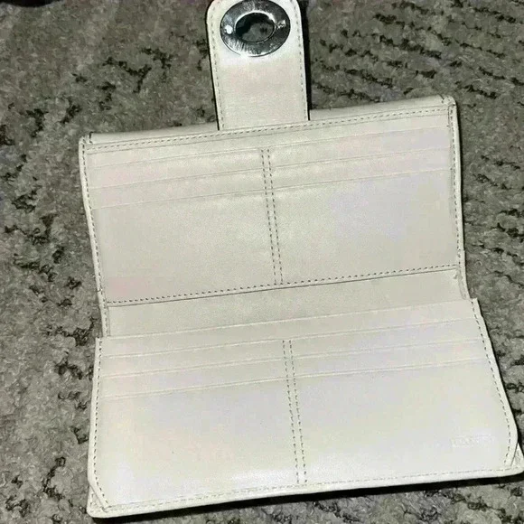 🌻VINTAGE Coach Legacy White Bi-Folded Leather Wallet | Silver Turn-Lock Closure - Picture 3 of 5